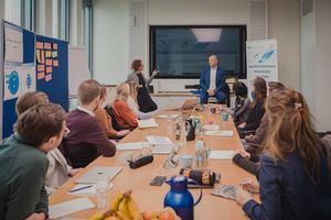 Wir geben Ihnen Raum und Zeit für anregende Diskussionen und einen intensiven Meinungsaustausch in heterogenen Teilnehmergruppen. Wir geben Ihnen Raum und Zeit für anregende Diskussionen und einen intensiven Meinungsaustausch in heterogenen Teilnehmergruppen.