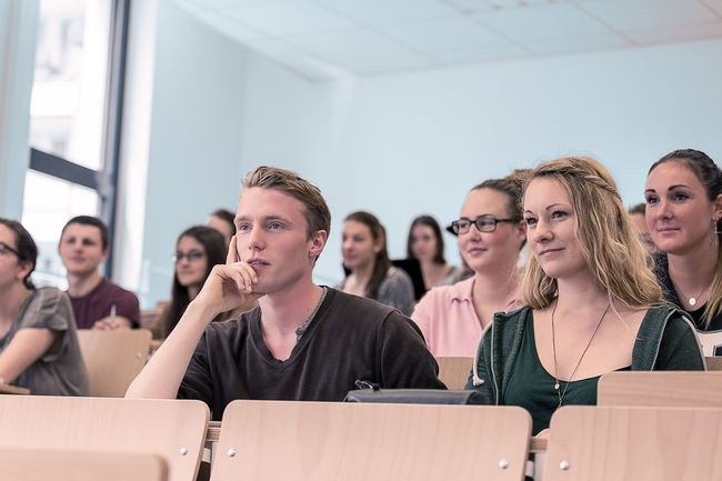 Die Studiengänge können mehrheitlich berufsbegleitend studiert werden. Die Studiengänge können mehrheitlich berufsbegleitend studiert werden.