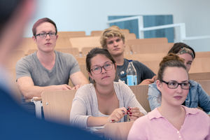 Eine praxisnahe Ausbildung soll die Studierenden auf die Herausforderungen des Berufsalltags vorbereiten. Eine praxisnahe Ausbildung soll die Studierenden auf die Herausforderungen des Berufsalltags vorbereiten.