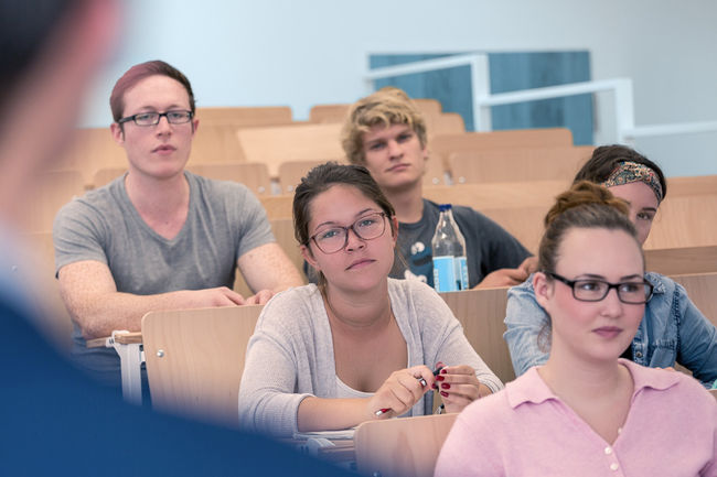 Eine praxisnahe Ausbildung soll die Studierenden auf die Herausforderungen des Berufsalltags vorbereiten. Eine praxisnahe Ausbildung soll die Studierenden auf die Herausforderungen des Berufsalltags vorbereiten.