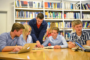 Gemeinsam lernen in der Bibliothek
