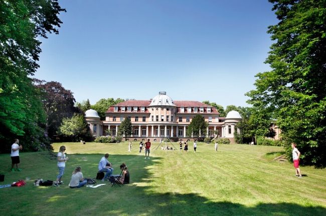 Studieren mit Flair: Am modern ausgestatteten MSB-Campus in Berlin Steglitz eröffnet sich in über 75 stuckverzierten Räumen, einem Konzertsaal und einer weitläufigen Parkanlage eine einzigartige Lernatmosphäre. Studieren mit Flair: Am modern ausgestatteten MSB-Campus in Berlin Steglitz eröffnet sich in über 75 stuckverzierten Räumen, einem Konzertsaal und einer weitläufigen Parkanlage eine einzigartige Lernatmosphäre.