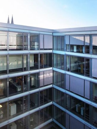 Wir haben exklusive Schulungsräume in einem modernen Gebäude im Herzen Kölns mit direkter Anbindung an den Hauptbahnhof. Wir haben exklusive Schulungsräume in einem modernen Gebäude im Herzen Kölns mit direkter Anbindung an den Hauptbahnhof.