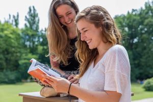 Klingt interessant? Für das NC-freie Studium an der MSB kann man sich ganzjährig bewerben. Klingt interessant? Für das NC-freie Studium an der MSB kann man sich ganzjährig bewerben.