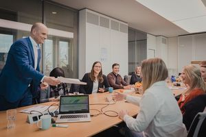 Mit Spaß und Freude bringen wir Ihnen interdisziplinäre Inhalte zur Ethik, Psychologie und Wirtschaft näher.  Mit Spaß und Freude bringen wir Ihnen interdisziplinäre Inhalte zur Ethik, Psychologie und Wirtschaft näher.