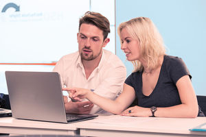 Kleine Studiengruppen und eine enge Betreuung runden das Profil der HSD Hochschule Döpfer ab. Kleine Studiengruppen und eine enge Betreuung runden das Profil der HSD Hochschule Döpfer ab.