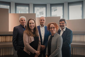 Die Dozenten der IW Akademie haben Ihre Kompetenzen in unterschiedlichen Fachbereichen und bieten daher eine umfassende Lehre an. Die Dozenten der IW Akademie haben Ihre Kompetenzen in unterschiedlichen Fachbereichen und bieten daher eine umfassende Lehre an.