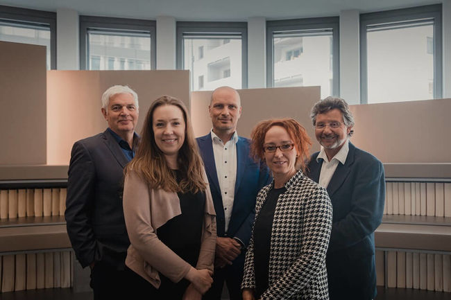 Die Dozenten der IW Akademie haben Ihre Kompetenzen in unterschiedlichen Fachbereichen und bieten daher eine umfassende Lehre an. Die Dozenten der IW Akademie haben Ihre Kompetenzen in unterschiedlichen Fachbereichen und bieten daher eine umfassende Lehre an.