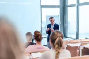 Das Studium basiert auf einem hohen Anspruch an Forschung und Lehre. Das Studium basiert auf einem hohen Anspruch an Forschung und Lehre.