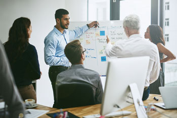 Wirtschaftspsychologie in einem Meeting mit Kollegen