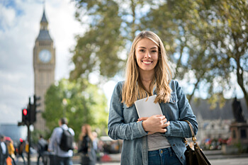 junge Psychologie Studentin vor Big Ben lächelt in Kamera