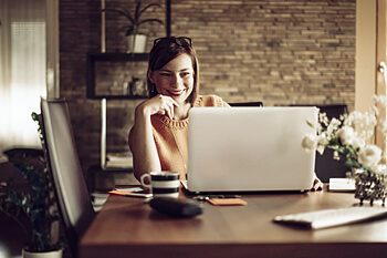 Berufsbegleitendes Studium junge Frau mit Laptop am Esstisch