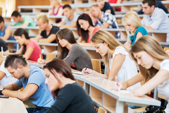 Viele Psychologie Master-Studenten sitzen in einer Vorlesung