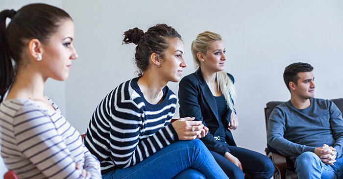 Gruppe junger Psychologie Studenten hört einem Vortrag zu