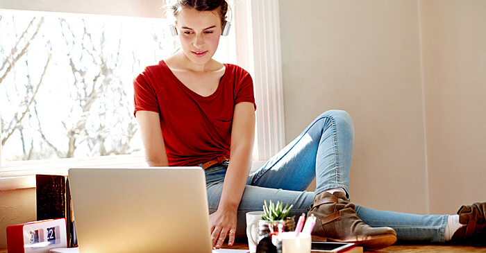 Startseite Studiengaenge Psychologie Studentin lernt an Laptop und hört Musik