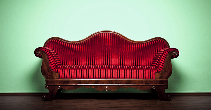 Ein rotes Sofa vor einer türkisen Wand