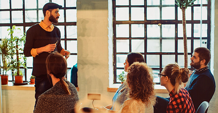 Dozent hält Vortrag vor jungen Psychologie Studenten