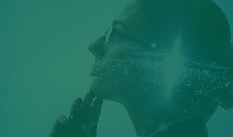 Nachdenkende Frau mit aufleuchtendem Gedanken